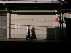 朝のホーム 車掌 長い影