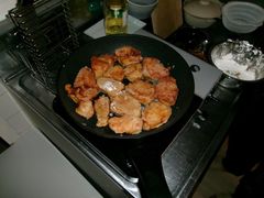 台所 フライパン 揚げ焼きの途中