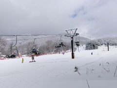ゲレンデ リフト 曇り空